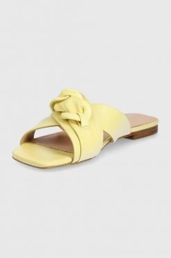 Γυναικεία Σαγιονάρες Δερμάτινες παντόφλες Guess Sameya χρώμα: κίτρινο -Guess Κατάστημα unnamed file 2136